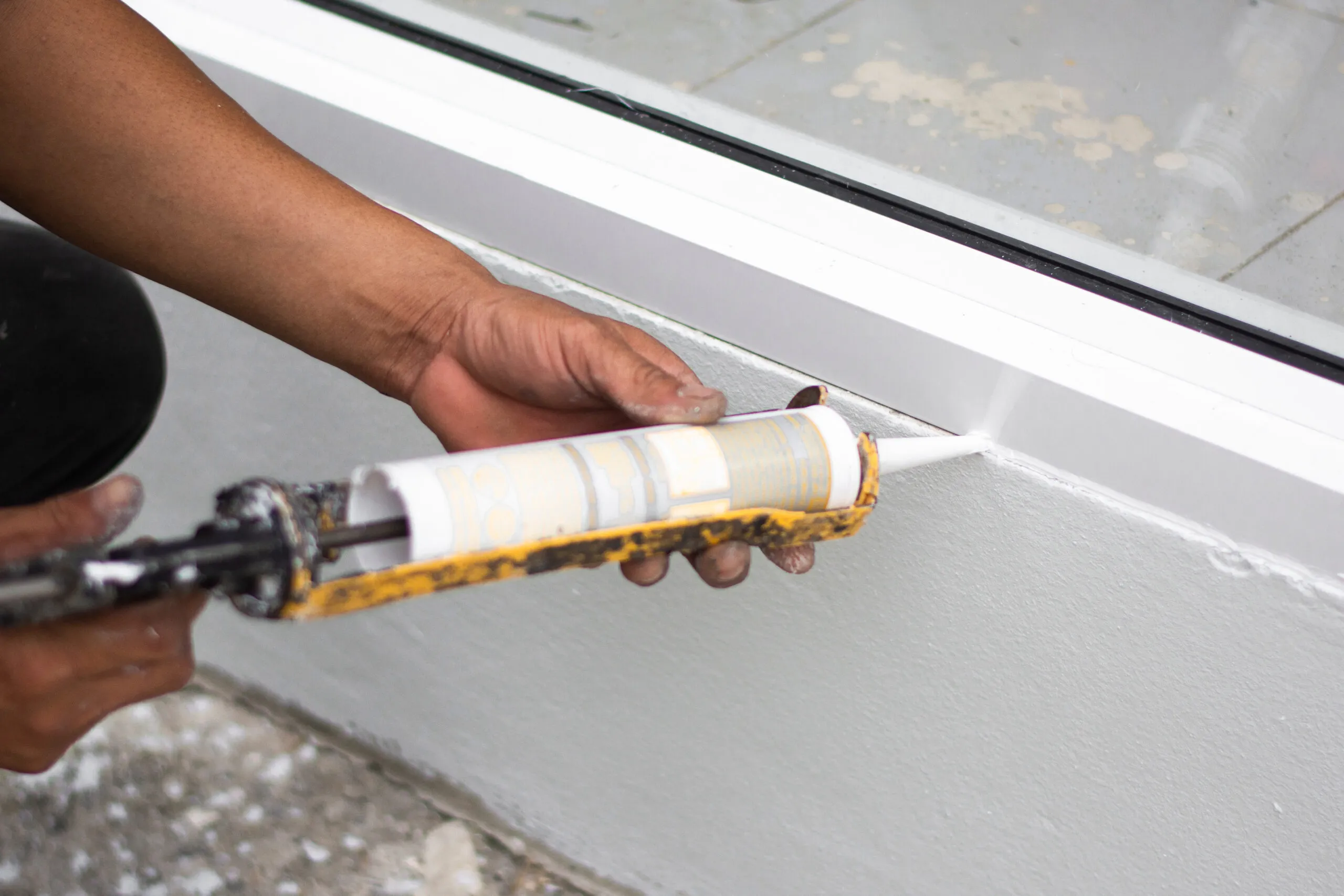 Aplicación de silicón estructural en una unión de muro cortina